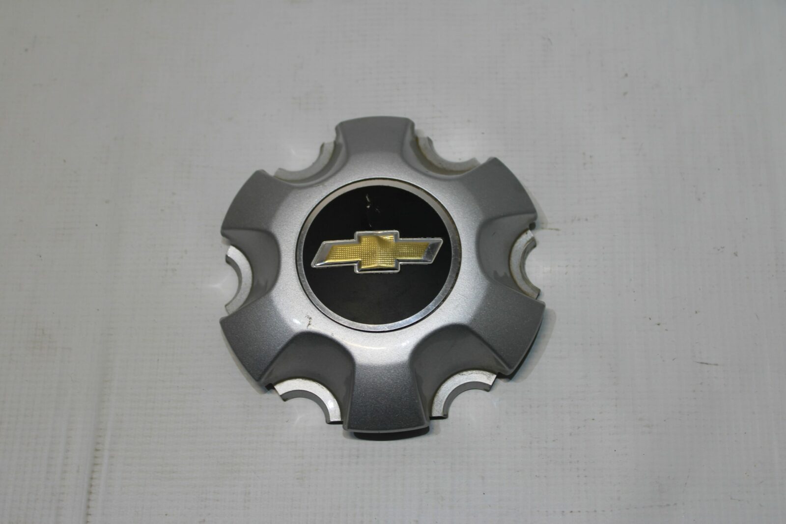 15308063610-calota-central-s10-trailblazer-2017-a-2021-cinza-claro-2-unidades-1-min.jpg Calota central S10 Trailblazer 2017 a 2021 (cinza claro) - Image 1