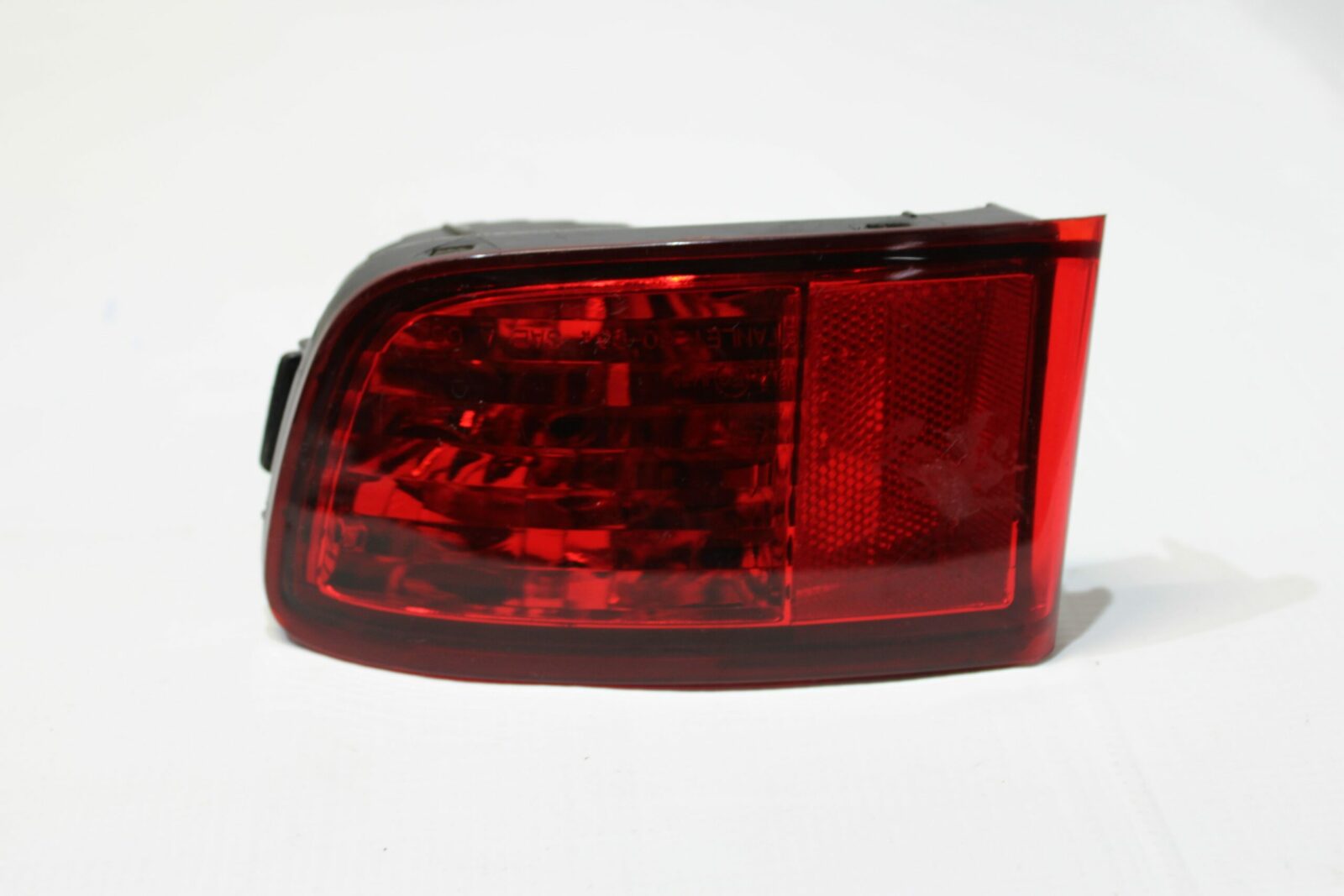15310882335-luz-refletora-de-para-choque-vermelho-toyota-prado-direito-1-min.jpg Luz refletora vermelha direita do para-choque Toyota Prado - Image 1