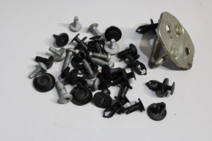 PARAFUSOS E GRAMPOS PORTAS TRASEIRAS DA SPRINTER 2019/....