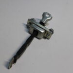 LIMITADOR  DA PORTA TRASEIRA ESQUERDA  HILUX E SW4 17/25