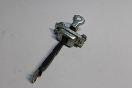 LIMITADOR  DA PORTA TRASEIRA ESQUERDA  HILUX E SW4 17/25