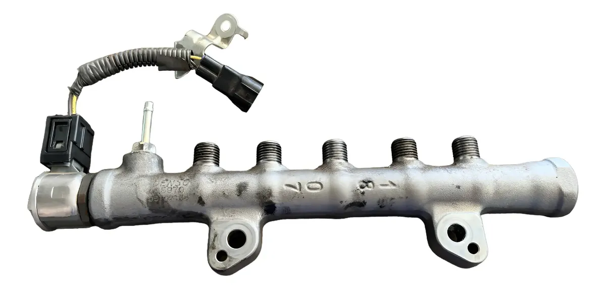 15521473917-d-nq-np-2x-798251-mlb96642736414-112025-f.webp Flauta Combustível C/sensor Toyota Hilux Sw4/srv 2.8 2016/20 - Imagem 1